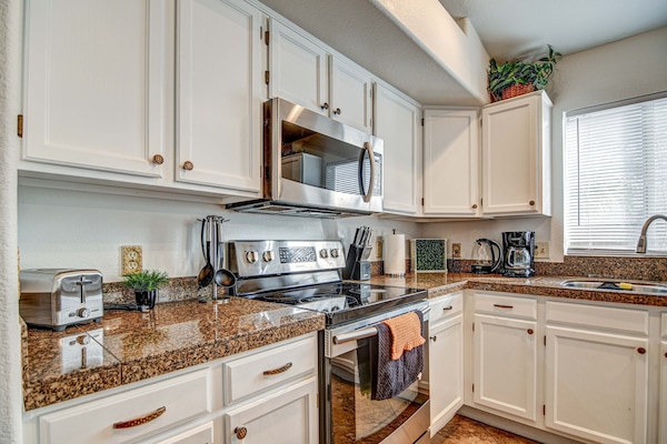 Een koelkast, een microgolfoven, een oven, een kookplaat