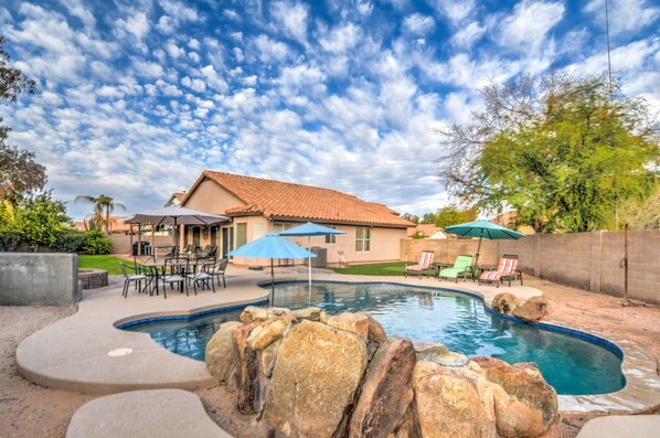 Outdoor pool, a heated pool - Route 66 Oasis in Downtown Gilbert with Heated Pool and Mini Golf (Gilbert)