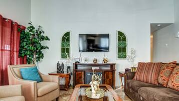 Una Smart TV, una chimenea, una mesa de tenis de mesa, libros