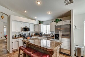 Fridge, microwave, oven, stovetop - Route 66 Oasis in Downtown Gilbert with Heated Pool and Mini Golf (Gilbert)