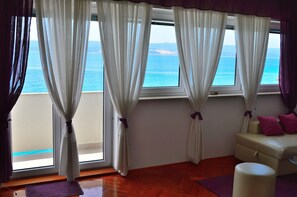 Apartment, 1 Bedroom, Balcony, Sea View | Living room | Flat-screen TV
