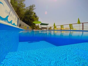 Outdoor pool, a heated pool, pool umbrellas, sun loungers - Apartments Mistral (Omis)