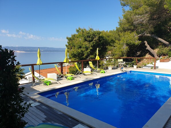 Außenpool, beheizter Pool, Sonnenschirme, Liegestühle