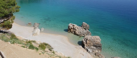 Una spiaggia nelle vicinanze