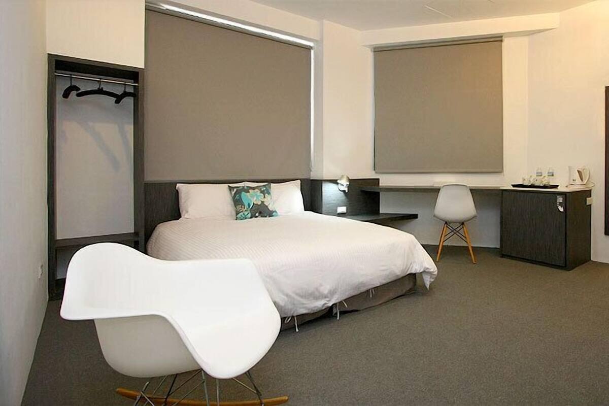 Escritorio, cortinas blackout y ropa de cama