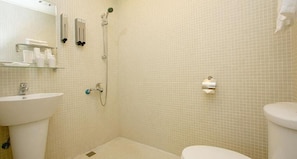 Ducha, artículos de tocador gratuitos, secador de pelo, pantuflas