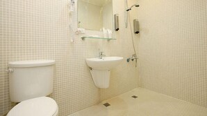 Romantic Double Room | Bathroom | Shower, free toiletries, hair dryer, slippers - Ke Ting (Yuli)