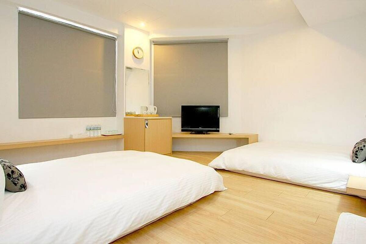 Escritorio, cortinas blackout y ropa de cama