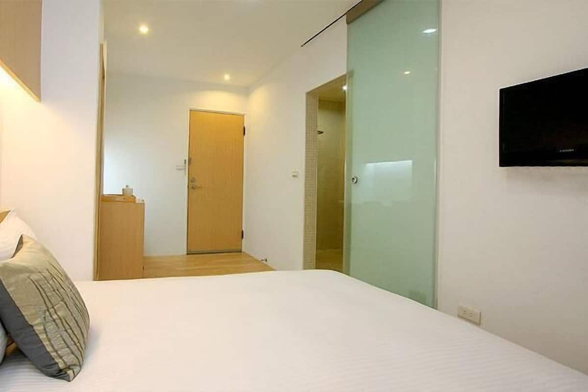 Escritorio, cortinas blackout y ropa de cama