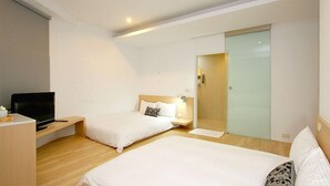 Elite Quadruple Room | Desk, blackout drapes, bed sheets - Ke Ting (Yuli)
