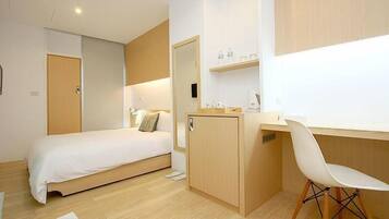 Business Double Room | Desk, blackout drapes, bed sheets