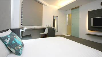 Romantic Double Room | Desk, blackout drapes, bed sheets