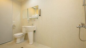Elite Quadruple Room | Bathroom | Shower, free toiletries, hair dryer, slippers - Ke Ting (Yuli)