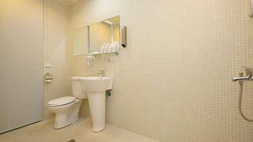 Elite Quadruple Room | Bathroom | Shower, free toiletries, hair dryer, slippers