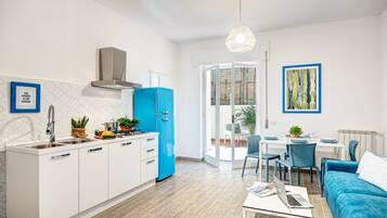 Kylskåp, spishäll, diskmaskin och kaffe- och tebryggare