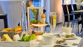 Tägliches Frühstücksbuffet (10 EUR pro Person)