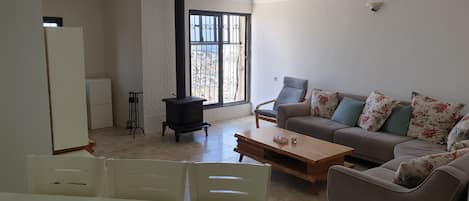 Leilighet, 3 soverom | Oppholdsrom | Flatskjerm-TV og Netflix