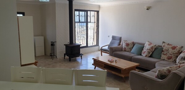 Apartment, 3 Bedrooms | Living room