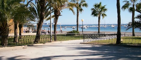 Plage à proximité, chaises longues