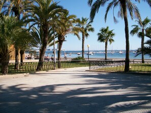 Vlak bij het strand, ligstoelen aan het strand