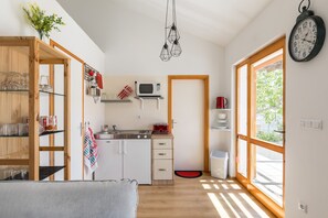 Kjøleskap, mikrobølgeovn, kaffetrakter/tekoker og vannkoker