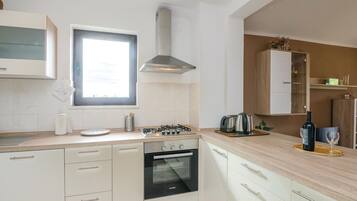 Kühlschrank, Herdplatte, Geschirrspüler