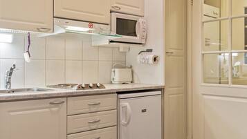 Frigorifero, microonde, lavastoviglie, pentole/stoviglie/utensili