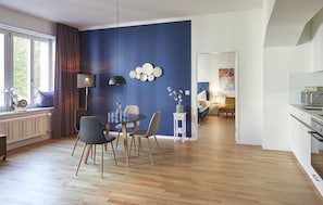 Lägenhet Comfort (Cosy) | Vardagsrum | 43-centimeters smart-tv med digitalkanaler och Netflix