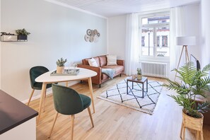 Classic Apartment, 1 Bedroom, Kitchen, City View | Living area