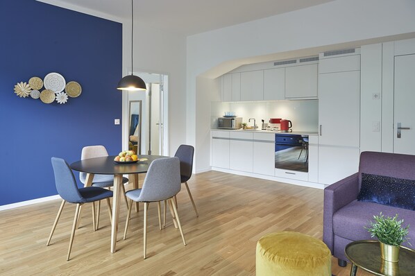 Un espacio de estar moderno con comedor, cocina y zona de estar.