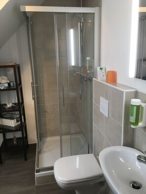 Single Room | Bathroom | Hair dryer, towels - Hotel Alt Annaberg (Annaberg-Buchholz)