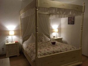 Een minibar, individueel gedecoreerd, individueel gemeubileerd