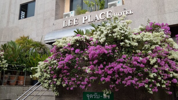 The exterior of Lee Place Hotel with a sign indicating a drop-off area. - Lee Place Hotel (Bangkok)