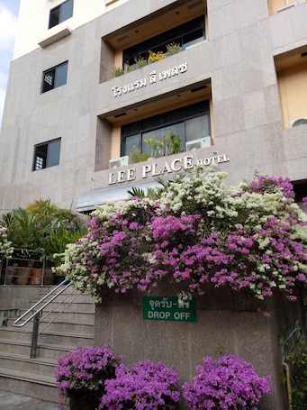 Entrada al alojamiento. Lee Place Hotel