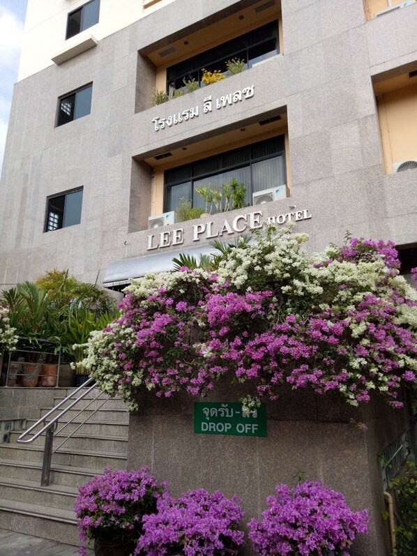 Property entrance - Lee Place Hotel (Bangkok)