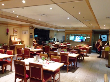 Desayuno típico de la región gratuito y diario. Lee Place Hotel