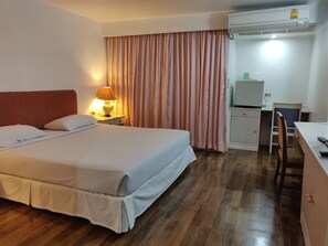 Basic Studio, 1 Bedroom, Non Smoking, Microwave | Minibar, in-room safe, desk, blackout drapes - Lee Place Hotel (Bangkok)