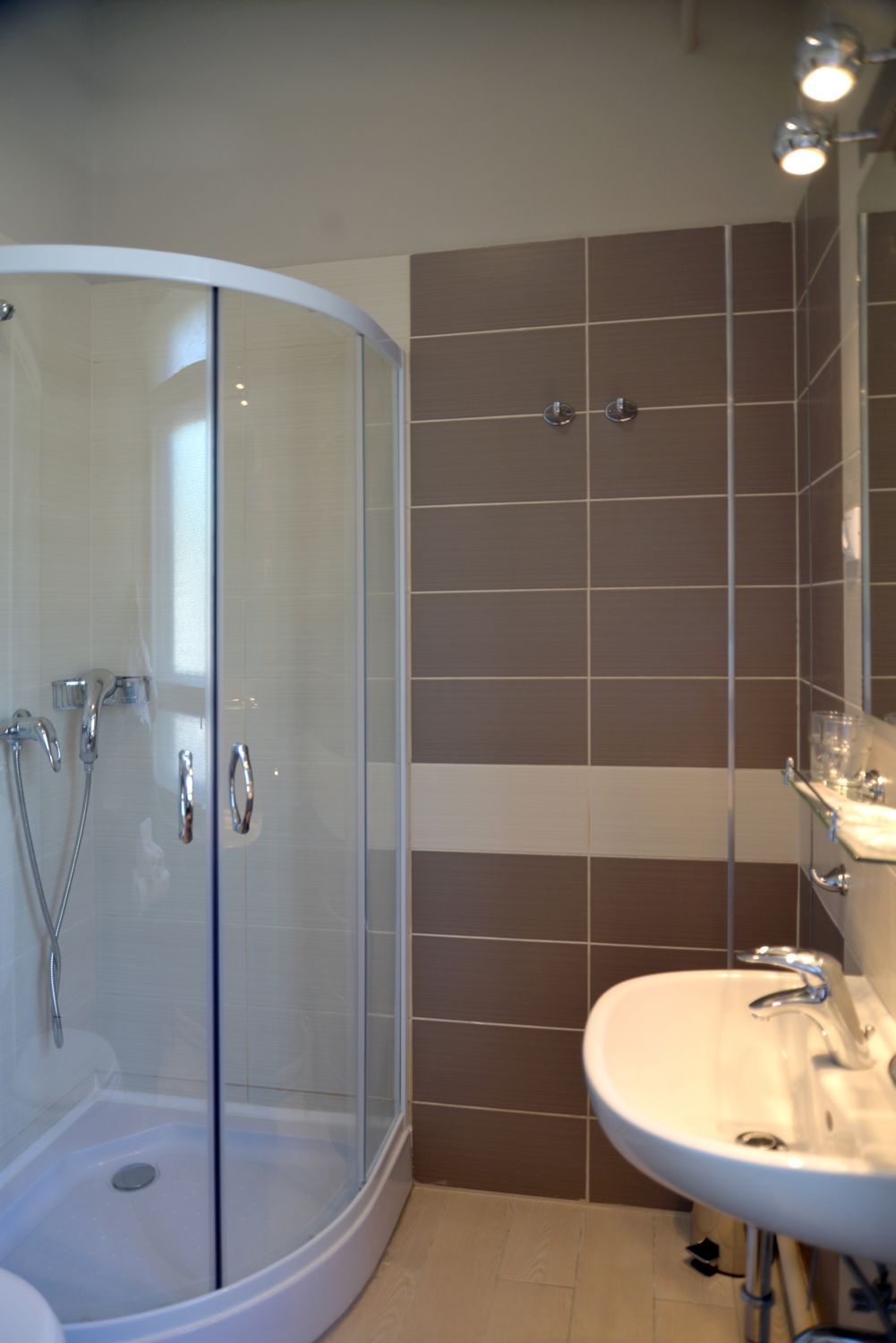Quarto premium | Banheiro | Chuveiro, produtos de toalete grátis