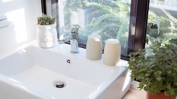 레인폴 샤워기, 무료 세면용품, 헤어드라이어, 슬리퍼