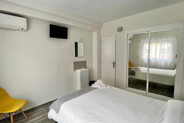 Double Room, Shared Bathroom | Blackout drapes, WiFi (free), bed sheets