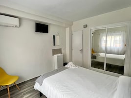 Habitación doble, baño compartido | Cortinas opacas, wifi gratis, ropa de cama