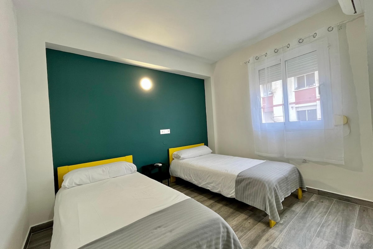 Twin kamer, gedeelde badkamer | Verduisterende gordijnen, gratis wifi, beddengoed