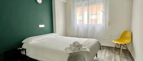 雙人房, 共用浴室 | 遮光窗簾/窗簾、免費 Wi-Fi、床單