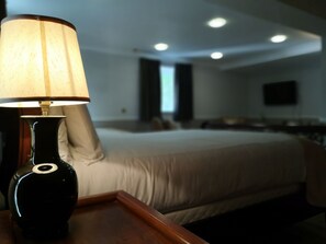 Iron/ironing board, free WiFi, bed sheets - The Tudor Hotel (Pinner)