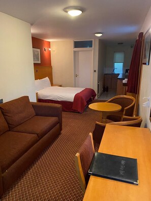 Chambre triple Deluxe, 1 chambre | Fer et planche à repasser, accès au Wi-Fi (inclus), literie fournie