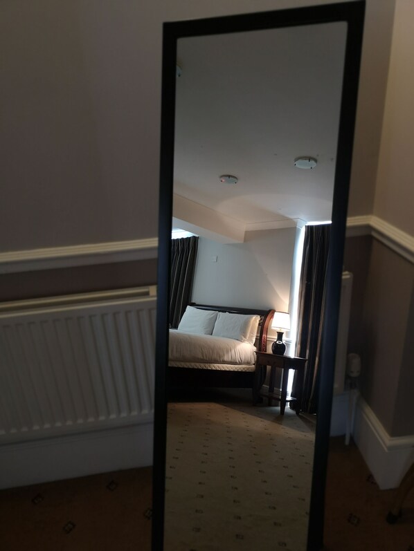 Iron/ironing board, free WiFi, bed sheets - The Tudor Hotel (Pinner)