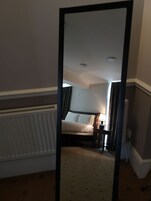 Tabla de planchar con plancha, wifi gratis y ropa de cama 