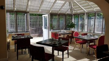 Café da manhã completo durante a semana (GBP 12.95 por pessoa)