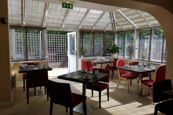 Komplett frukost på vardagar (GBP 12.95 per person)