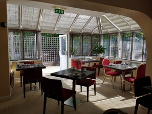 Café da manhã completo durante a semana (GBP 12.95 por pessoa) 